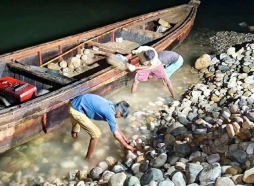 সিলেটে অবৈধ পাথর উত্তোলনে অভিযান: সাদা পাথরে ১২ হাজার ঘনফুট পাথর জব্দ, জাফলংয়ে ১০০ নৌকা ধ্বংস